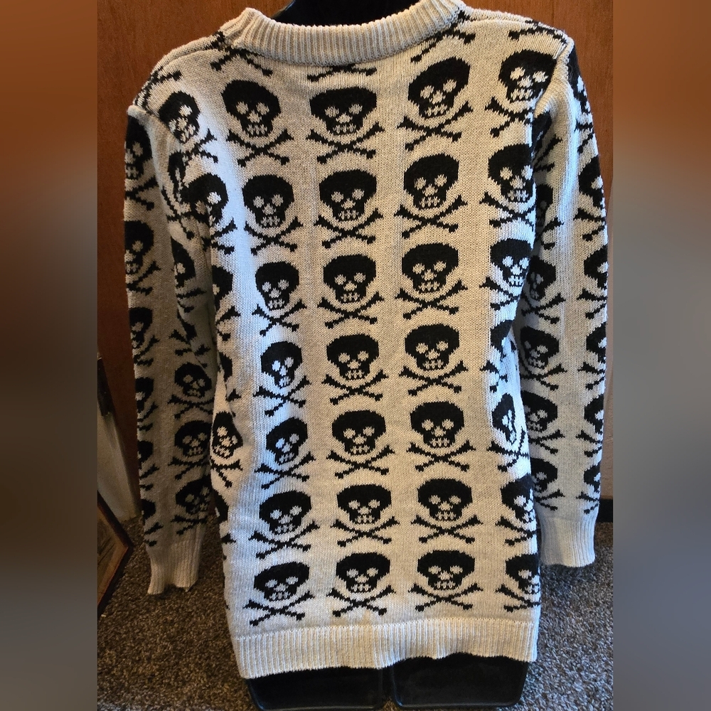 HOST PICK! 🎉🎊Skull Cashmere Black & White Skull Sweater SzM - Picture 7 of 7
